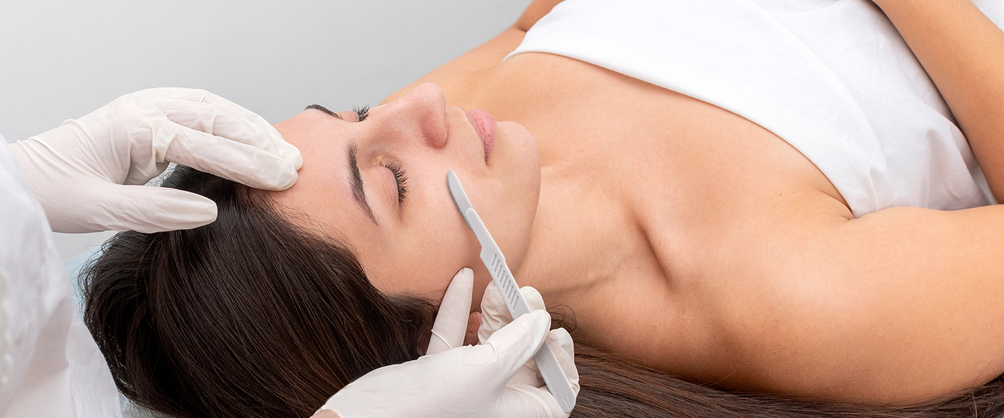 femme dans un traitement dermaplaning femme dans un traitement dermaplaning