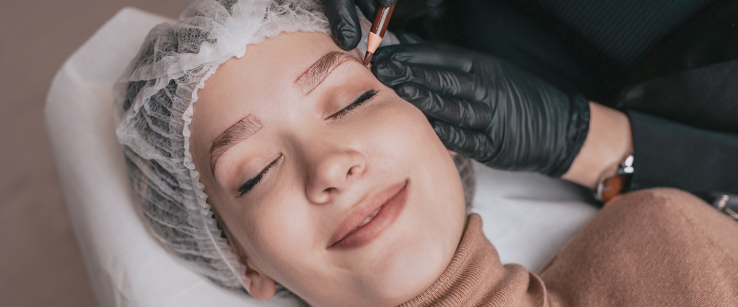 Femme se préparant au microblading Femme se préparant au microblading